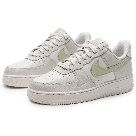 Nike (Nike) Chaussures décontractées pour les femmes 25 Nouvelles Air Force1 Force aérienne 1 Tenche et à la mode Chaussures blanches Activité étudiante Low Top Chaussures IB3881-001 / White / Green clair 35.5