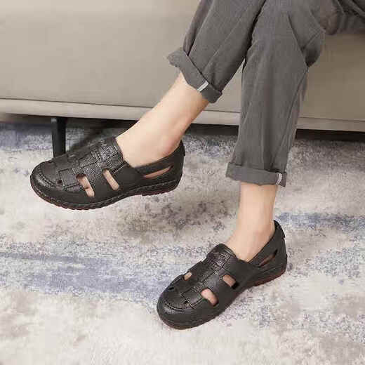 Los estudiantes hablan sobre las sandalias de suela de tendón de carne para hombres en verano, zapatos de hoyos para los hombres nuevos tendones de carne de res no deslizan, transpirable, suela suave y hueca de tendón de carne 878 39