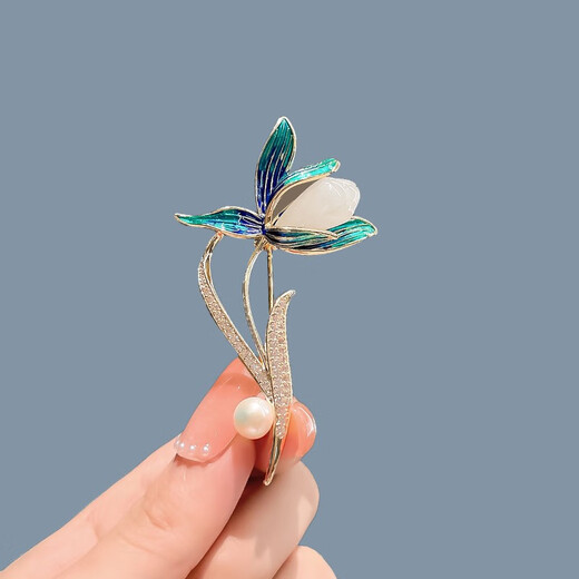 QUAMER's new magnolia corsage, light luxury brooch, high-end pearl design, niche coat with white magnolia