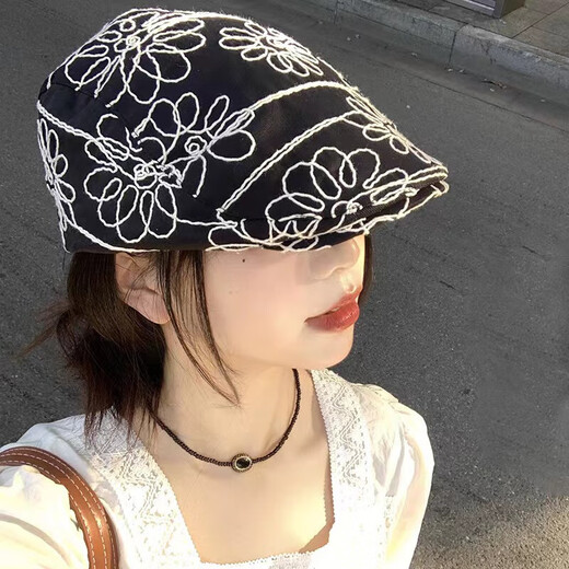 Schwarze Blumensticker vorwärtshut für Frauen im Sommer Japanisch Big Head Beret Retro Gesicht zeigt einen kleinen Malerhut Trend schwarz