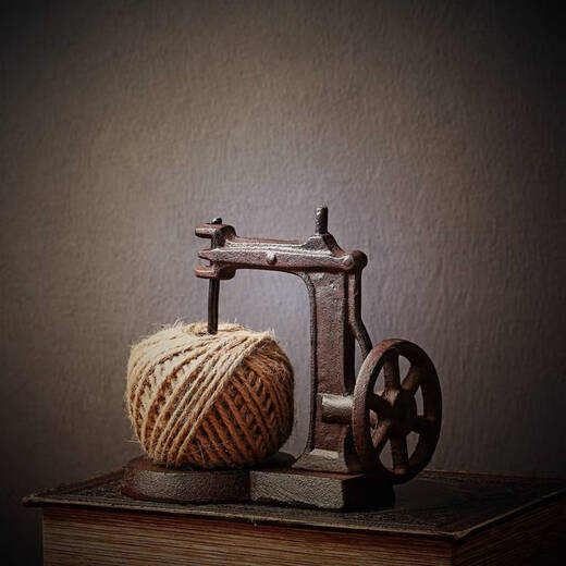 
CLCEY nostalgic retro country old sewing machine wrought-out model ornaments clothing store decorations with hemp rope storage rack 15051