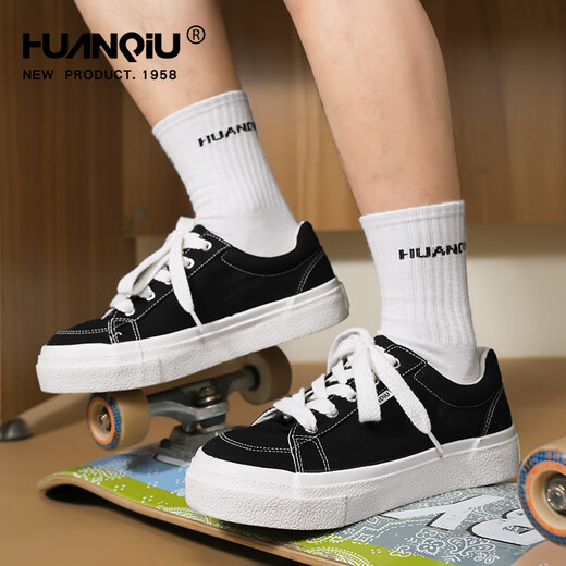 Zapatos de lona negra de suela gruesa global para hombres 2025 Summer Nuevo estudiante informal zapatos deportivos hombres hombres