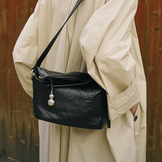 Banpo family (bampo) Banpo Rolling bag cowhide bucket bag large capacity commuting bag new one-shoulder crossbody bag black 930