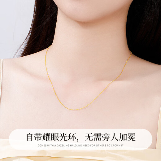 Lao Fengxiang 18K gold necklace for women, fashionable light luxury and versatile jewelry, practical birthday and anniversary gift for girlfriend and wife. Flashing 18K gold necklace about 0.8g* brand gift box