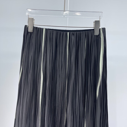 Le même style que Viino Shopping Mall, Ji'anos Essi Education 2025 Spring Style Tempérament Poldoufle et à la mode Jupe plissée 50323522 Daisy Gray Stripes S 155 / 60A