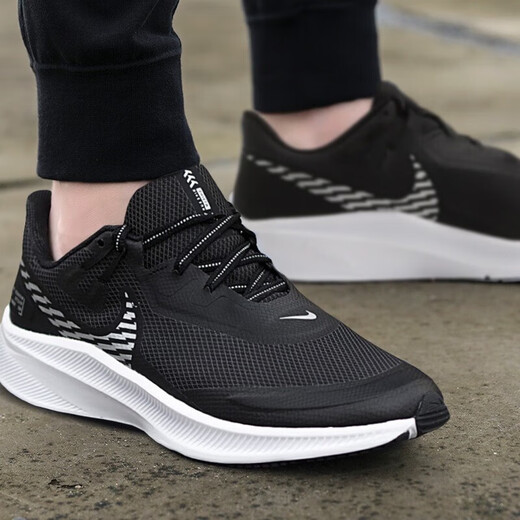 Nike (Nike) Chaussures masculines 25 Summer Nouvelles chaussures de sport quête Explorateur Mesh Breatte Casual Shoes Lightweight Reveronage Chaussures de course DA1105-100 / Quest 4 / White Grey Red 39