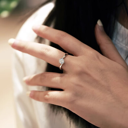 Zhou Taisheng's arm-twisting female ring, wedding ring, proposal, engagement gift, exquisite box, platinum snowflake arm-twisting female ring, No. 18, 50 minutes of silence