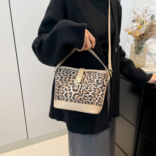复古包女新款2025豹纹单肩秋冬时尚水桶女士简约潮流斜挎包 卡其