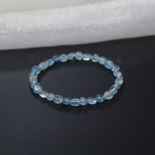 YIBIY natural conformable aquamarine raw stone bracelet irregular sky blue crystal bracelet niche design gift for best friends, sea blue, bead diameter about 4mm, 14cm