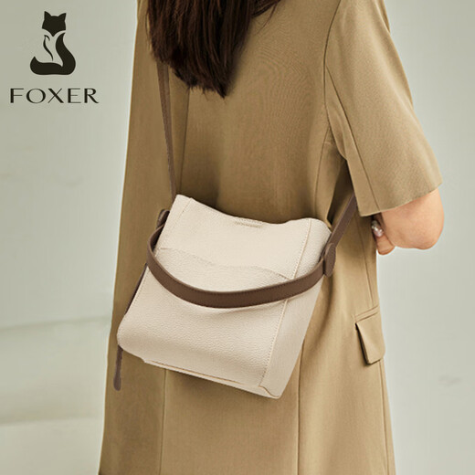 金狐狸（FOXER）夏季百搭白色超软皮水桶包包2025新款感小众女单肩真皮斜挎包 奶茶白【升级版】