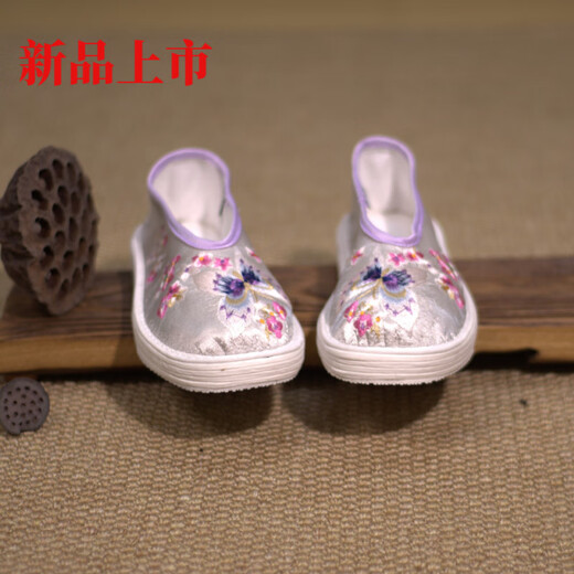 Tian Jie neuer chinesischer Stil, tausendschichtige alleinige alte Peking-Stoffschuhe, chinesische Stil von Frauen im chinesischen Stil, handgemacht mit Blumenstüchern, einen Fuß, leichte Mund-Frauen-Schuhe, bestickter Schmetterling V-Mouth 34 34