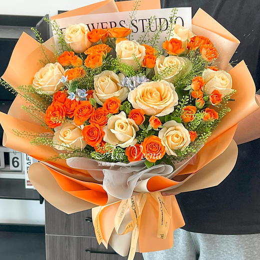 Eswina Flower Express delivers 11 rose bouquets as a birthday gift to your girlfriend nationwide. 11 champagne rose bouquets are delivered nationwide.