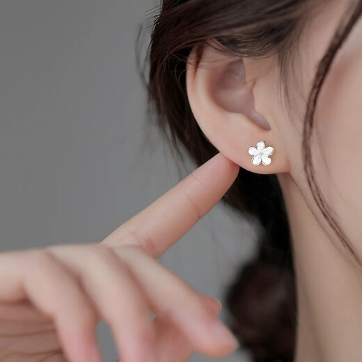Core luxury 999 sterling silver gardenia earrings for women 2025 new popular earrings light luxury niche high-end silver earrings 999 sterling silver gardenia small size (spiral style)