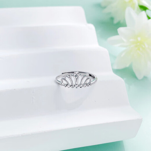 Laofu Gold Fashionable Simple Platinum Elegant Queen's Crown Ring for Girlfriend and Wife Chinese Valentine's Day Gift About 1.88g