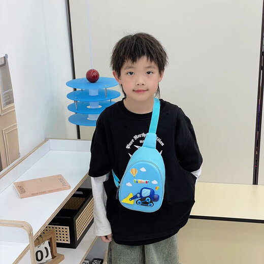 儿童包新款2025可爱硬壳男童小挎包时尚潮酷斜挎包工程车儿童胸包 天蓝色