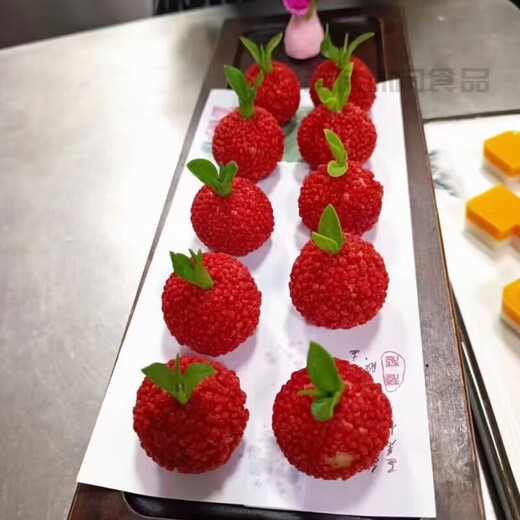 Shihuaiqichu rote knusprige Blumenkörner 250 g knusprige Körner knusprige Früchte Hotel kommerzielle Litschi-Garnelenbällchen rote gelbe knusprige Körner 250 g