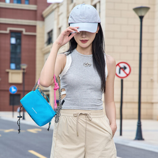 Neue multifunktionale Sport- und Freizeitbeutel wasserdichte Crossbody-Bag Kessel-Tasche im Freien modische Bergstasche Lake Blau + Schwarz-Weiß-Doppelring + Rose Red Hand Seil gleich groß