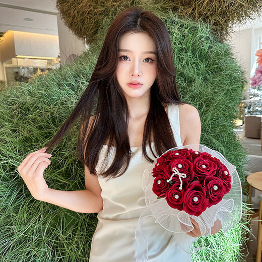 Il Jiagong nouvellement marié, inscrit, marié, tenant des fleurs, la sensation de la mariée, la simulation, les fleurs séchées, la robe de mariée, le jour du mariage, la «vision, le classique, le rose coréen, la main»
