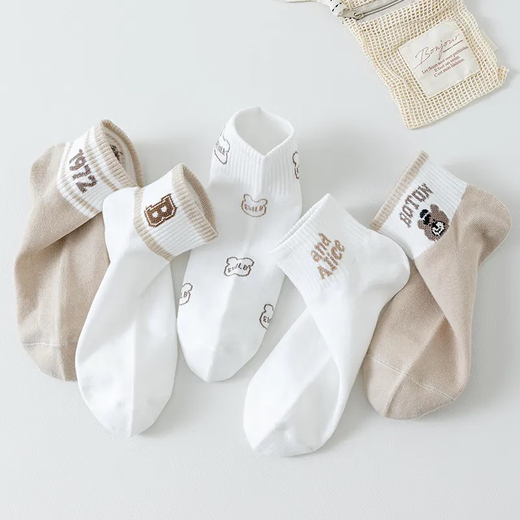 Cute bear socks, women's medium-length Japanese versatile college style spring and autumn socks, cartoon spring and autumn students, 1 pair, random colors, one size fits all
