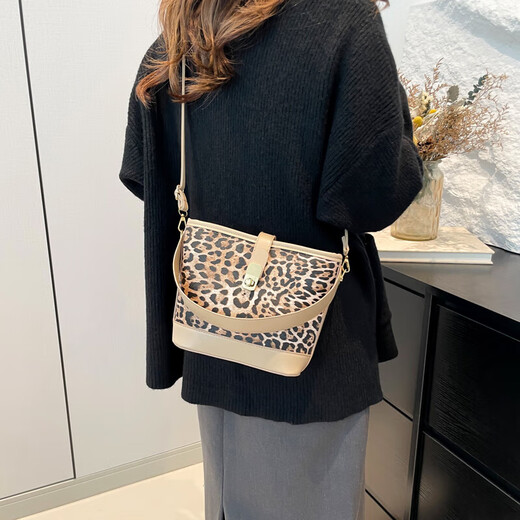 复古包女新款2025豹纹单肩秋冬时尚水桶女士简约潮流斜挎包 卡其