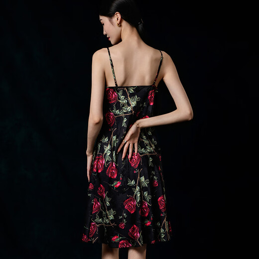
Da Vinci password pajamas for women 2025 summer new imitation silk jacquard sling nightgown with chest pad home clothes birthday gift box Black gold rose L (100-120Jin [Jin equals 0.5 kg])