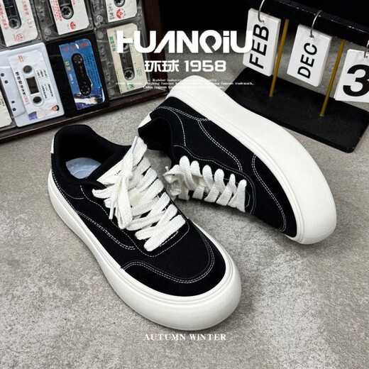 Global Classic Black Board Schuhe Männer vielseitig dicker Einzel 2025 Neue Schuhe für schwarze Leinwandschuhe der Herren -Sommer -Atmungsbehandlung.