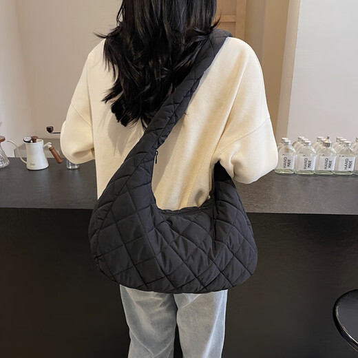 Yunduo Puff Bag Women's 2025 New Fashion Summer Shoulder Bag Niche Ins Fashionable and Versatile Commuter Underarm Bag Black