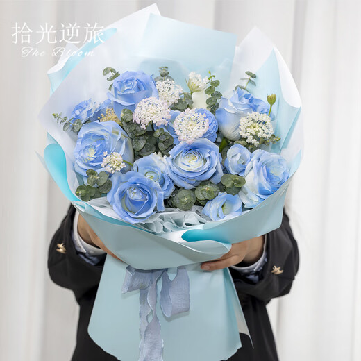 Pick up light and reverse travel flowers. Deliver in the same city. Michigan crushed ice blue rose bouquet for girlfriend's birthday gift. The bouquet arrives in an hour. Blues Poem Heart丨9 crushed ice blue roses and lisianthus eucalyptus leaves bouquet.