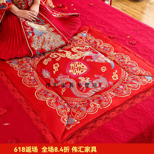 Pupan sitzt auf der gesegneten Matte und heiratet eine Braut. Das Kissen auf dem Bett ist mit einer Quilt dekoriert. Das Bett ist mit einer Quilt dekoriert. Die Hochzeitsvorbereitungen sind voller Segen. Der Quilt ist goldschnittenes Stickerei_9898cm