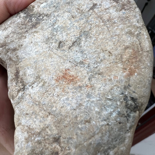Enchère directe à un prix réel. 1283 grammes de pierre crue de jadéite birmane, qualité de l'eau, vieille bouche cassée