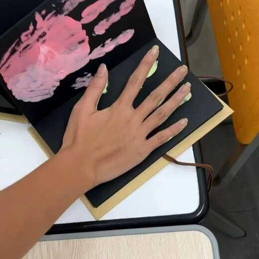 Wild pigeon organ print palm handprint painting folding memorial book couples graduation season pigments can be washed in the whole class. Universal model [48 handprints can be printed] length is about 3887. 12 colors acrylic paint + 2 brushes + gilded pen