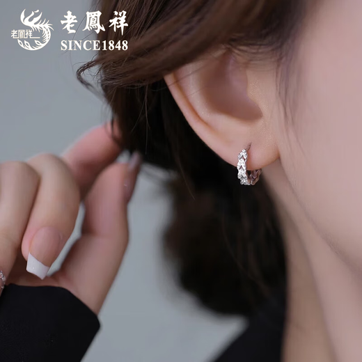 Lao Fengxiang 925 silver earrings with small daisy silver earrings, feminine earrings, a Christmas gift for my wife, silver earrings, earrings, a pair of small daisy earrings, a birthday gift