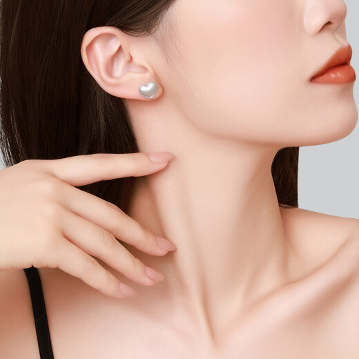 Chao Acer Platinum Love Heart Earrings for Women PT950 Brushed Earrings Versatile Gift for Girlfriend Priced at RMB 310 2.4g, One Pair (Free Silicone Ear Plugs)