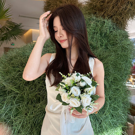 Il Jiagong nouvellement marié, inscrit, marié, tenant des fleurs, la sensation de la mariée, la simulation, les fleurs séchées, la robe de mariée, le jour du mariage, la «vision, le classique, le rose coréen, la main»