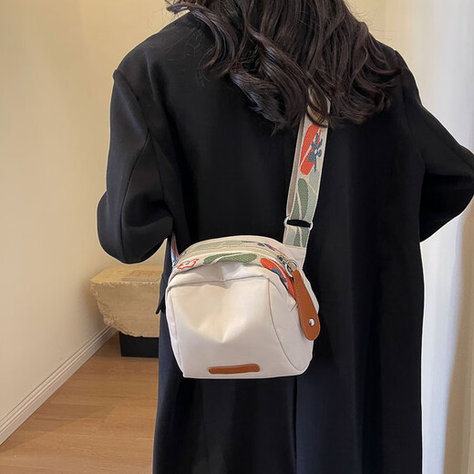 MTB女包帆布2025新款贝壳包单肩包斜挎包包休闲运动旅行徒步挎包布包 米白（送挂件）