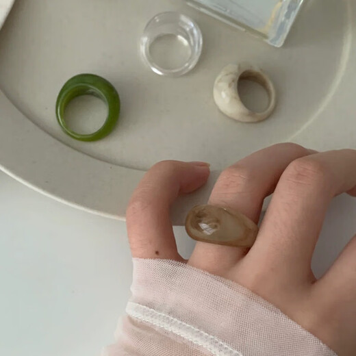 Niche design retro resin arc wide ring for women 2025 new simple personalized high-end ring accessories Retro red arc wide ring