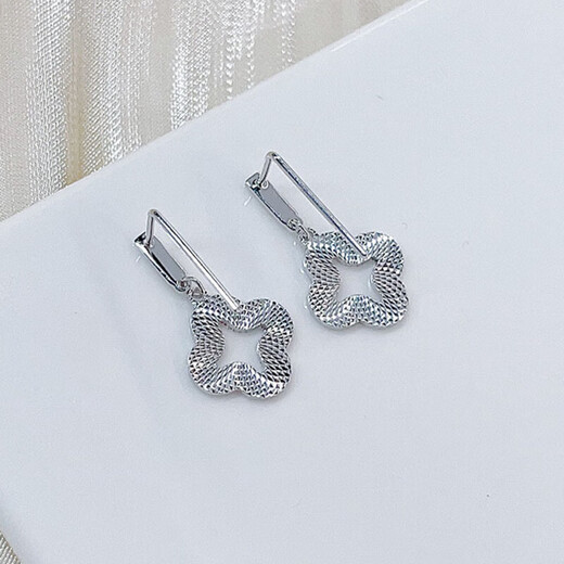 Laofu gold and platinum hollow fish scale lucky four-leaf clover earrings, about 3.84g