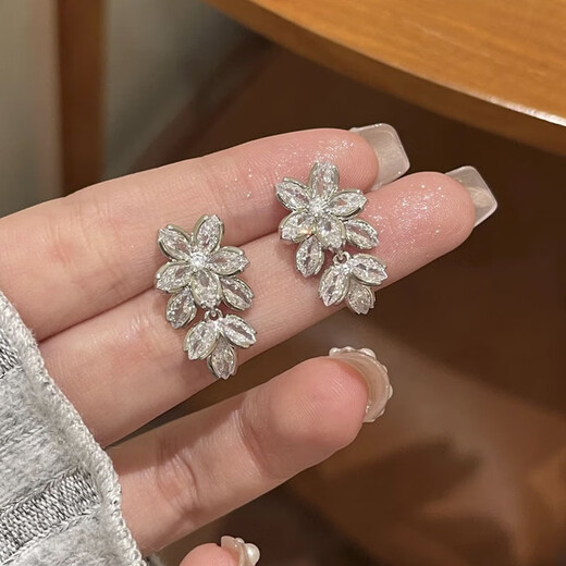 Exquisite imitation zircon flower earrings 2025 new high-end light luxury temperament earrings earrings women's niche design flower earrings 925 silver needle pair jewelry box