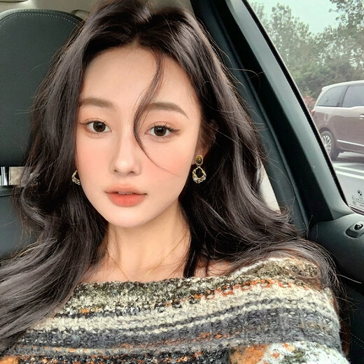 Fan Shengyu retro brown earrings for women in autumn and winter irregular niche light luxury earrings temperament high-end Hong Kong style earrings Maillard hollow earrings a pair