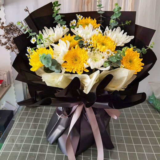 Leaf flowers, Qingming Festival, yellow and white chrysanthemum bouquet, portable flower basket, sweeping tombs, paying homage to ancestors, flower express delivery within Beijing, commemorating 11 mixed-color chrysanthemums