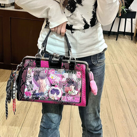 
The intercept group is to be determined. The witch pain in the night is to be determined. The original Gothic snake pattern hand-portrait crossbody daily oral gold pain bag. The baby bag. The purple pain bag. The new group time is to be determined. You can follow the platform.