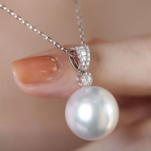 Zhou Taisheng's strong light pearl necklace is light and luxurious, the small light bulb is round, natural single diamond pendant, clavicle chain, Australian white, elegant and gentle, silver