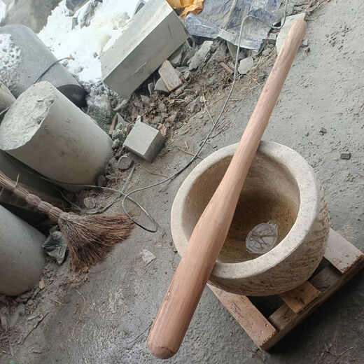 Natural solid wood hammer for making glutinous rice cakes and rice cakes. Wooden pestle, stone mortar, stone nest, wooden hammer. Large round-headed wooden hammer can be customized. Medium-sized straight-shaped wooden hammer with diameter 7cm.