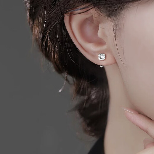 European painted four-leaf clover earrings sterling silver earrings 999 pierced ears for sleeping without removing earrings women's ear bone nails silver jewelry birthday gift sterling silver four-leaf clover earrings two pack