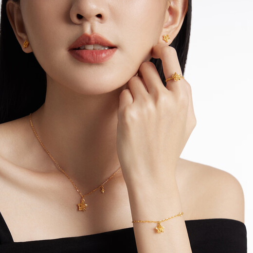 Chow Tai Fook Hollow Sparkling Sugar Cube Stars Pure Gold Earrings and Earrings for Women as Birthday Gifts EOF1673 Priced at about 1.8g (labor cost 260)