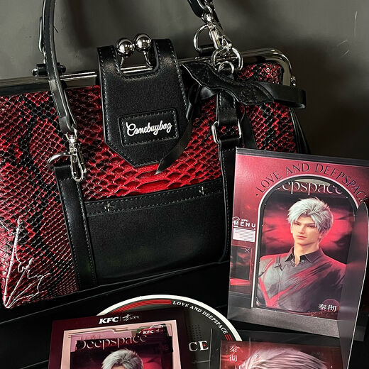
The intercept group is to be determined. The witch pain in the night is to be determined. The original Gothic snake pattern hand-portrait crossbody daily oral gold pain bag. The baby bag. The purple pain bag. The new group time is to be determined. You can follow the platform.