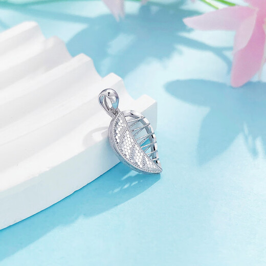 Laomiao platinum fish scale golden branch and jade leaf AB face pendant. Golden branch and jade leaf pendant is about 2.1g.