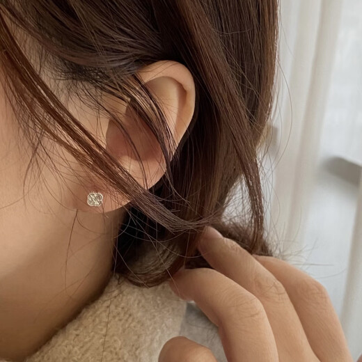 European painted four-leaf clover earrings sterling silver earrings 999 pierced ears for sleeping without removing earrings women's ear bone nails silver jewelry birthday gift sterling silver four-leaf clover earrings two pack