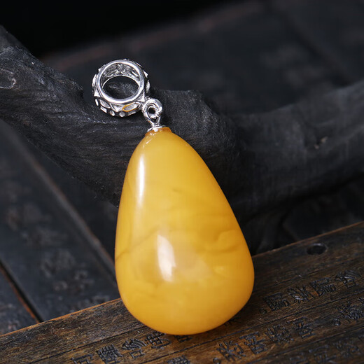 WANJUN collects fine natural beeswax chicken fat yellow water drop heart-shaped pendant safe and sound beeswax necklace pendant