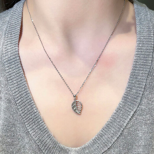 Laomiao platinum fish scale golden branch and jade leaf AB face pendant. Golden branch and jade leaf pendant is about 2.1g.